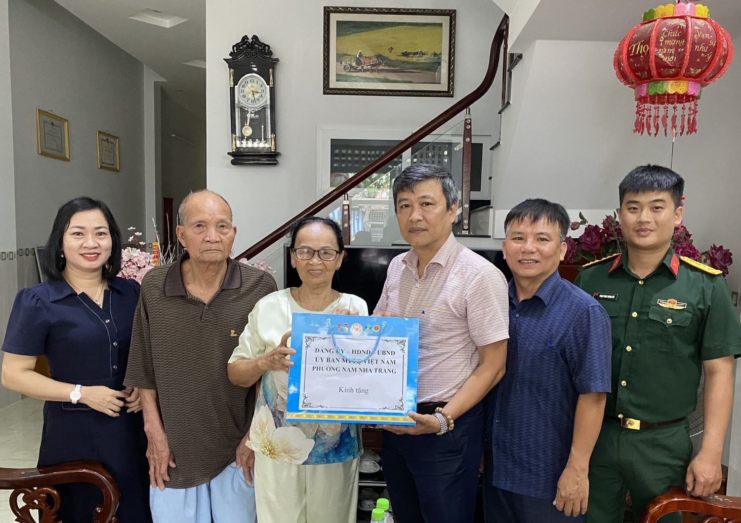 Lãnh đạo phường Nam Nha Trang thăm, tặng quà gia đình bà Trương Thị Tiếu.