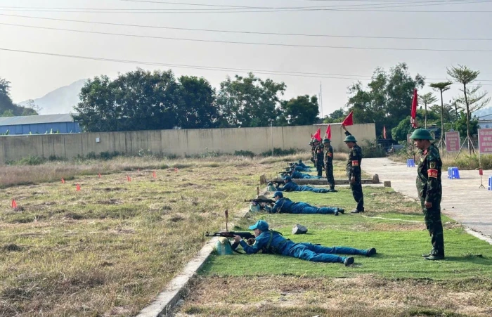 Ban Chỉ huy Quân sự phường Nam Nha Trang kiểm tra bắn đạn thật cho dân quân cơ động