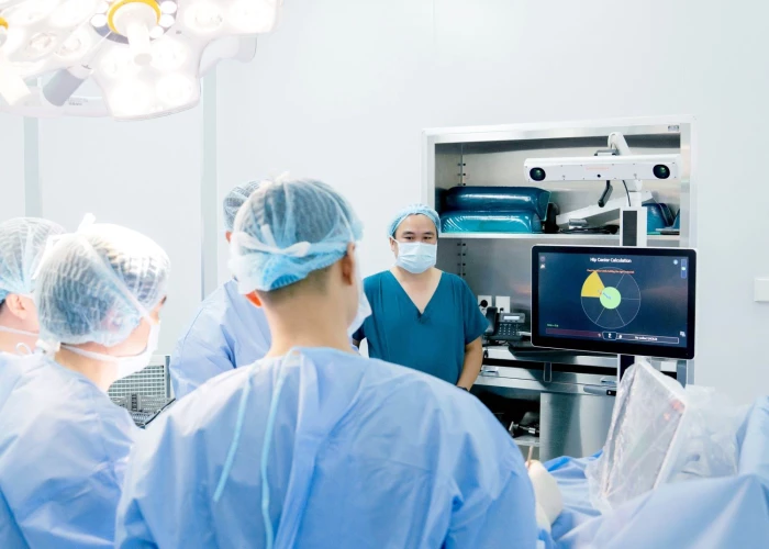 Gần như mất khả năng vận động, bệnh nhân được “hồi sinh” đôi chân nhờ phẫu thuật bằng robot AI tại Vinmec Nha Trang