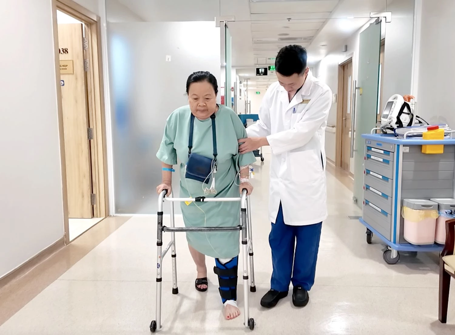 Nhờ sự hỗ trợ của robot, bệnh nhân phục hồi tốt và được tập vận động sớm.