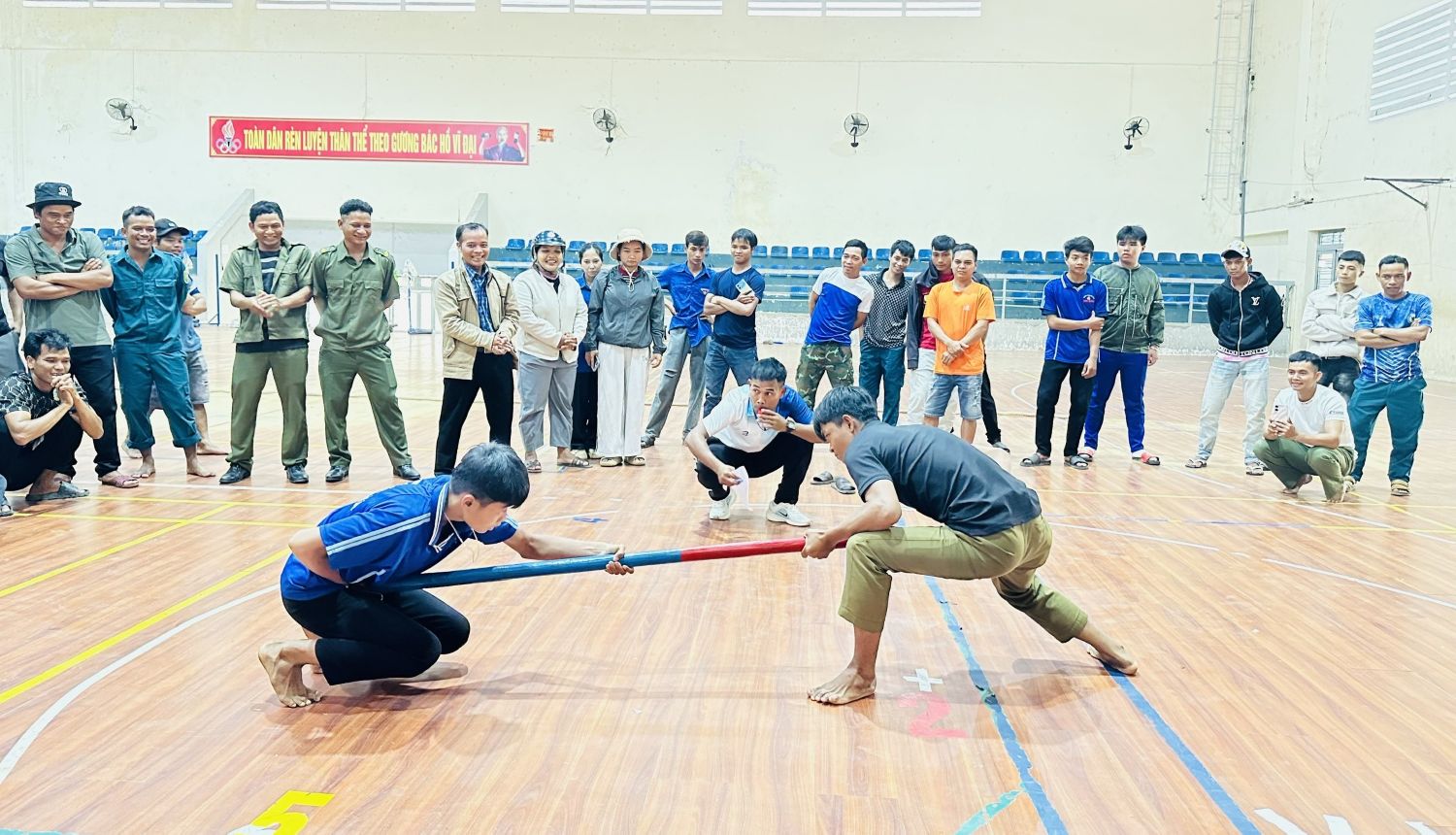 Các vận động viên tranh tài ở môn thi đẩy gậy.