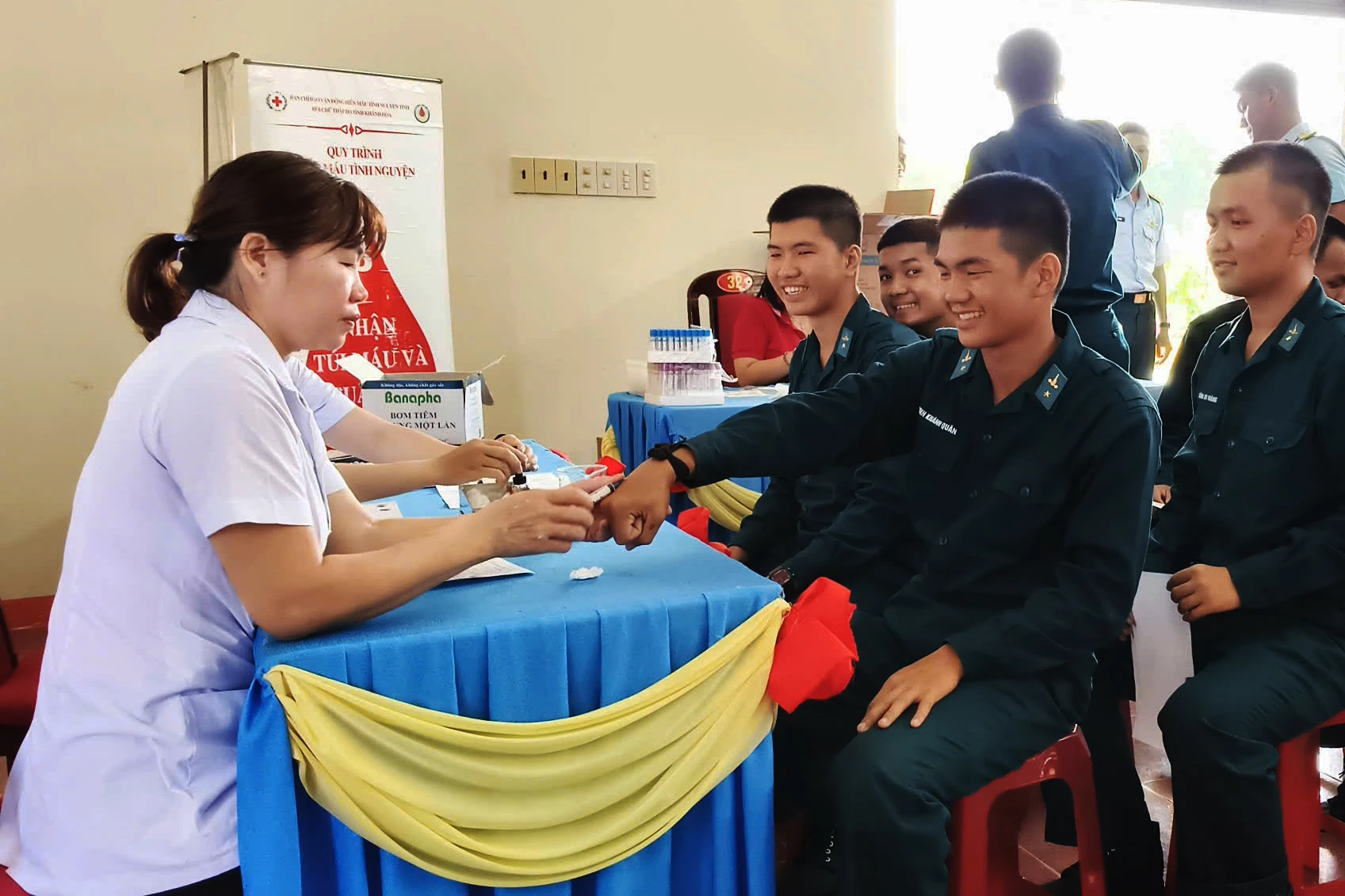 Cán bộ, chiến sĩ Trung đoàn 591 tích cực đăng ký tham gia hiến máu tình nguyện.