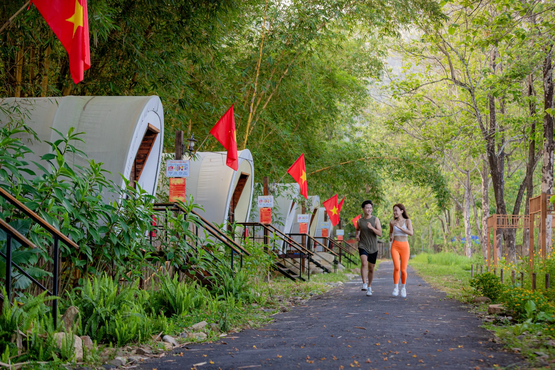 Không gian buổi sáng trong vắt, mọi hoạt động diễn ra dưới những tán cây xanh mát.