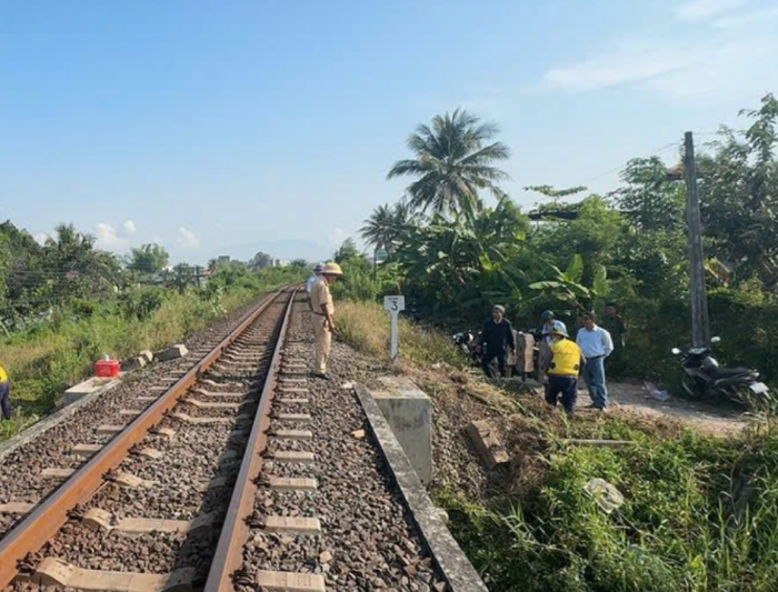 Đóng 2 lối đi tự mở băng qua đường sắt trên địa bàn phường Ninh Hòa