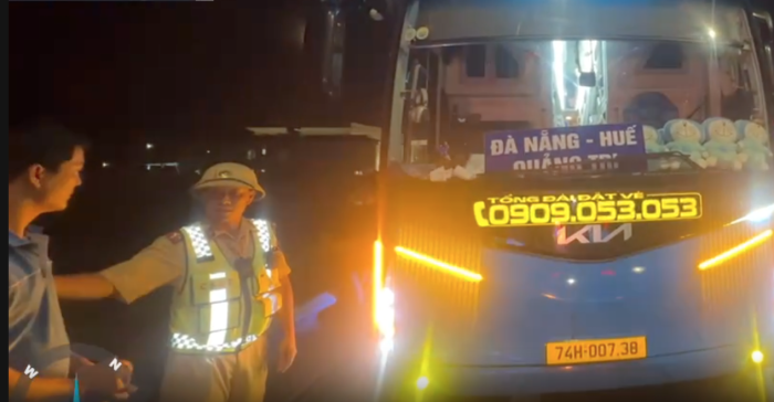 Nhồi nhét hành khách, chủ xe và tài xế bị xử phạt tổng cộng 120 triệu đồng