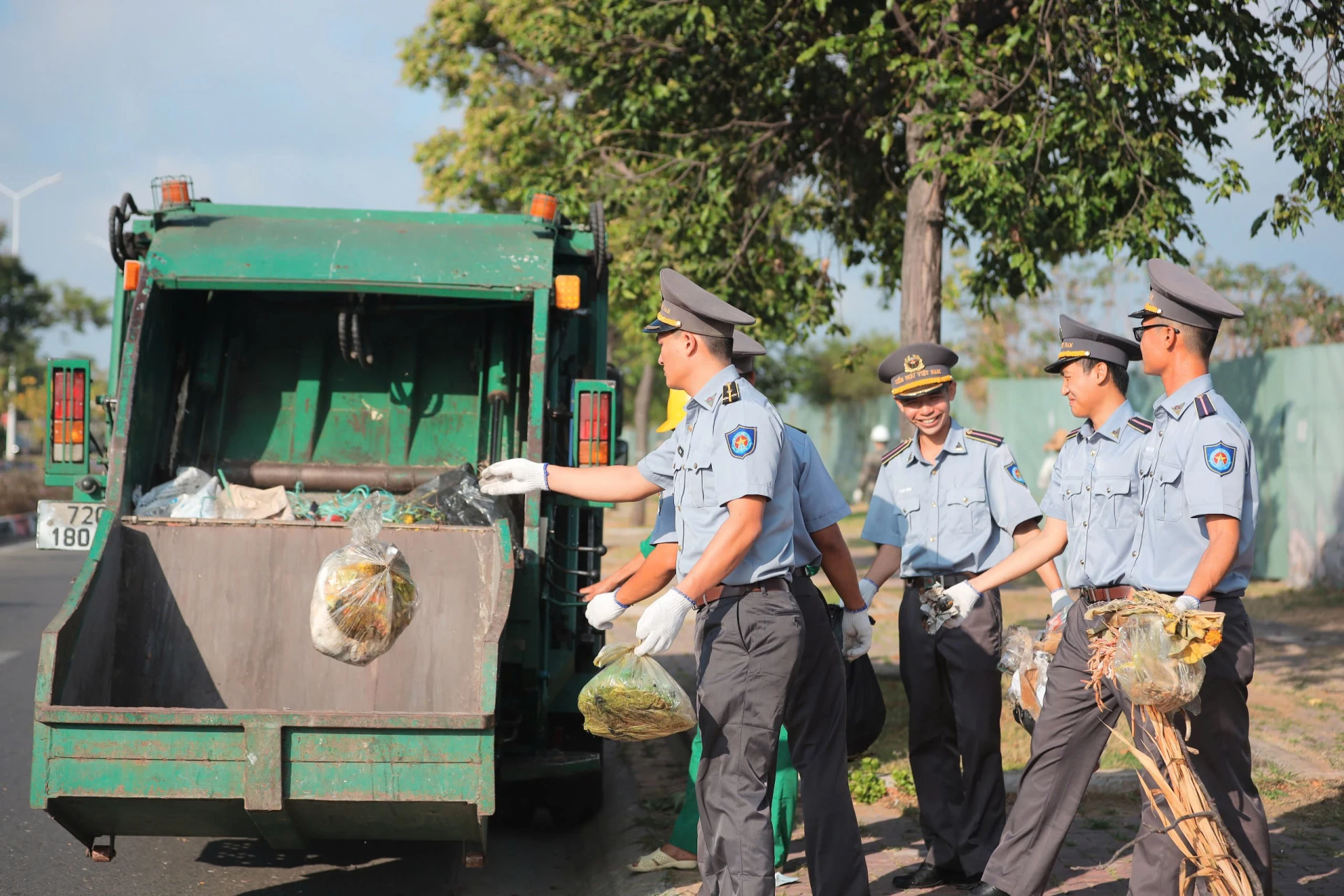 Các lực lượng tham gia dọn dẹp vệ sinh môi trường.