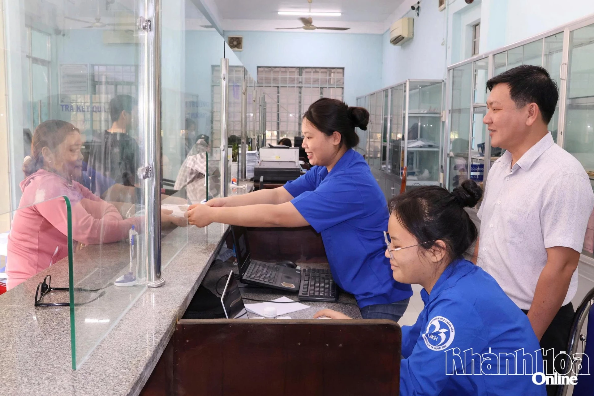 Sinh viên Trường Đại học Khánh Hòa hỗ trợ nghiệp vụ tại Trung tâm Phục vụ hành chính công xã Suối Hiệp. Ảnh: MÃ PHƯƠNG