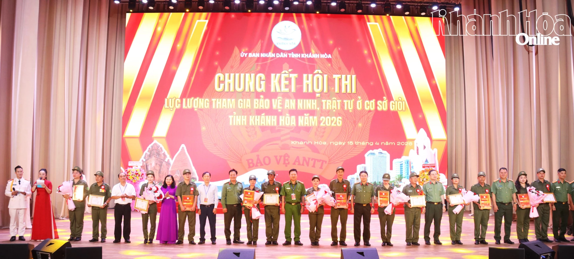 Ban tổ chức chụp ảnh lưu niệm với các đội tham gia chung kết hội thi.