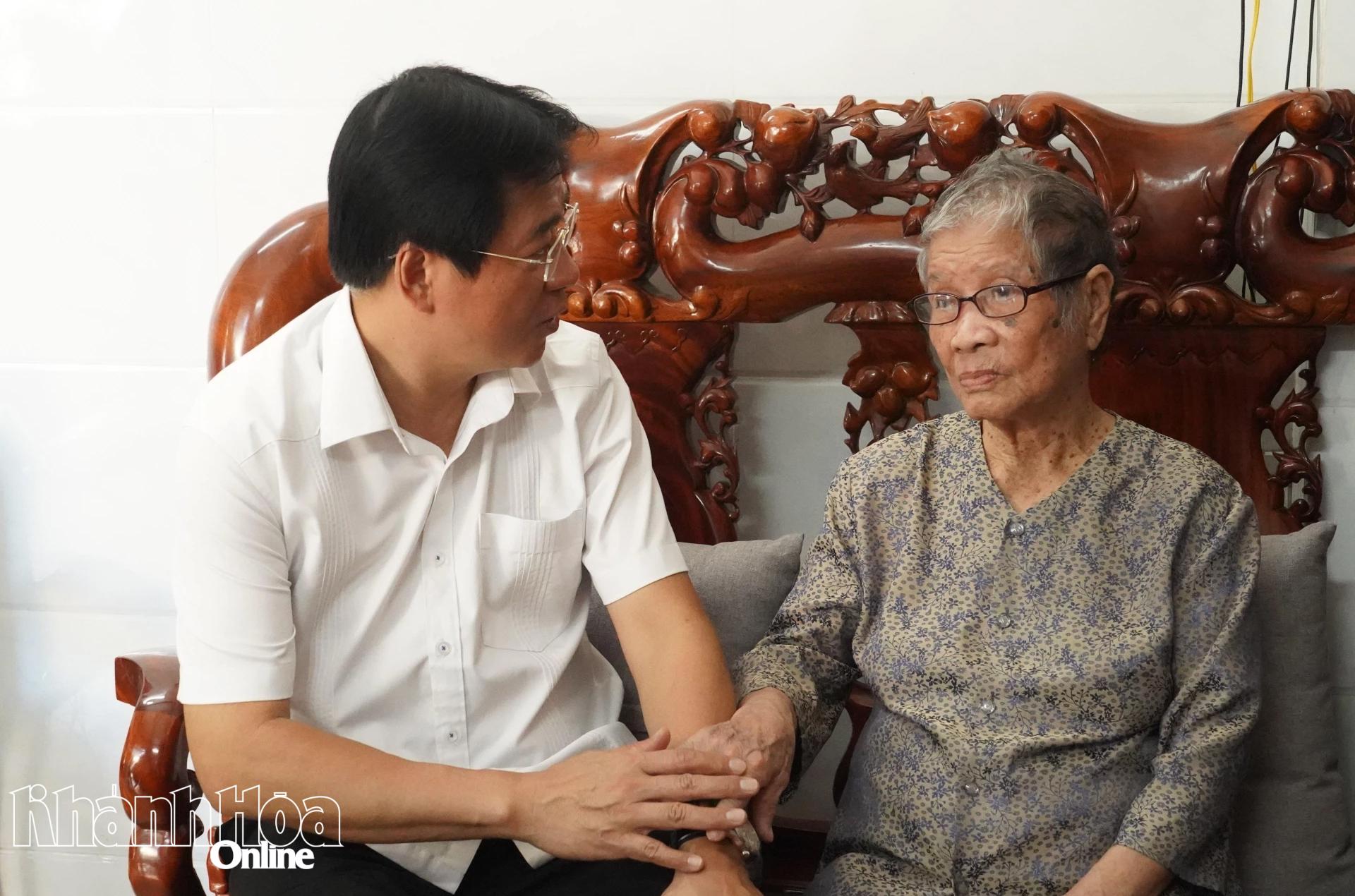 Phó Chủ tịch Thường trực UBND tỉnh Nguyễn Long Biên thăm, tặng quà người có công với cách mạng tại phường Phan Rang