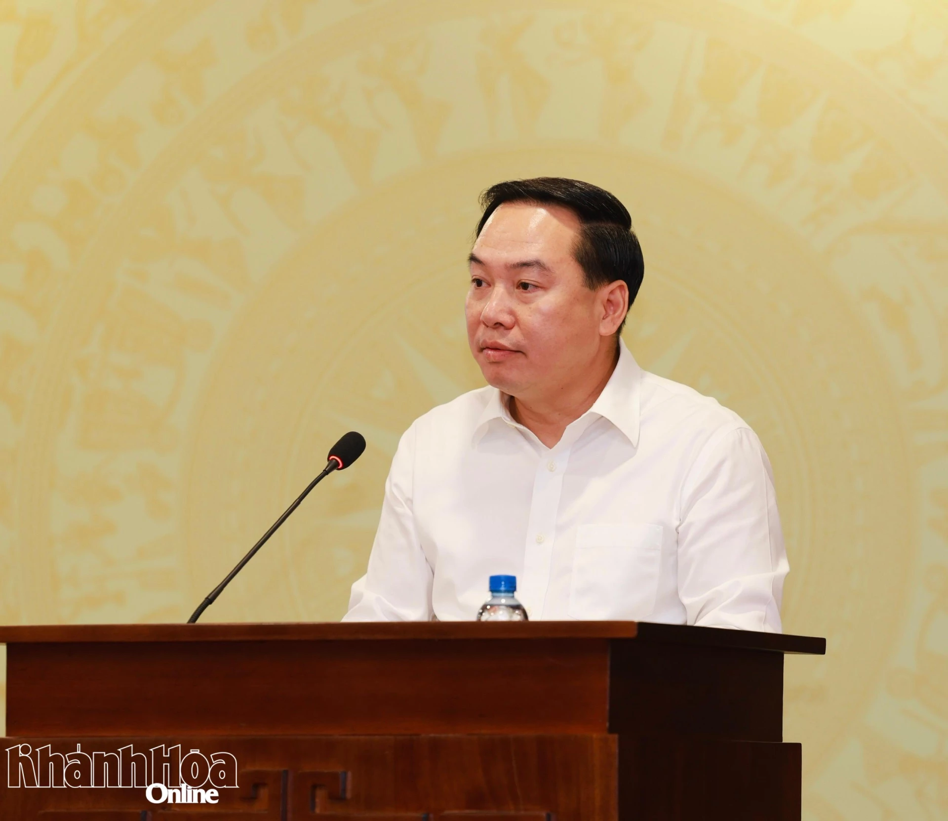 Phó Bí thư Thường trực Tỉnh ủy Hồ Xuân Trường thông qua chương trình hội nghị