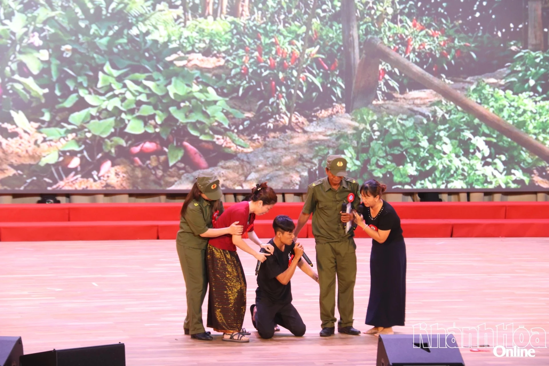 Tiểu phẩm Bóng người giữ yên palei giàu cảm xúc, mang tính giáo dục và nhân văn cao của Đội xã Thuận Nam.