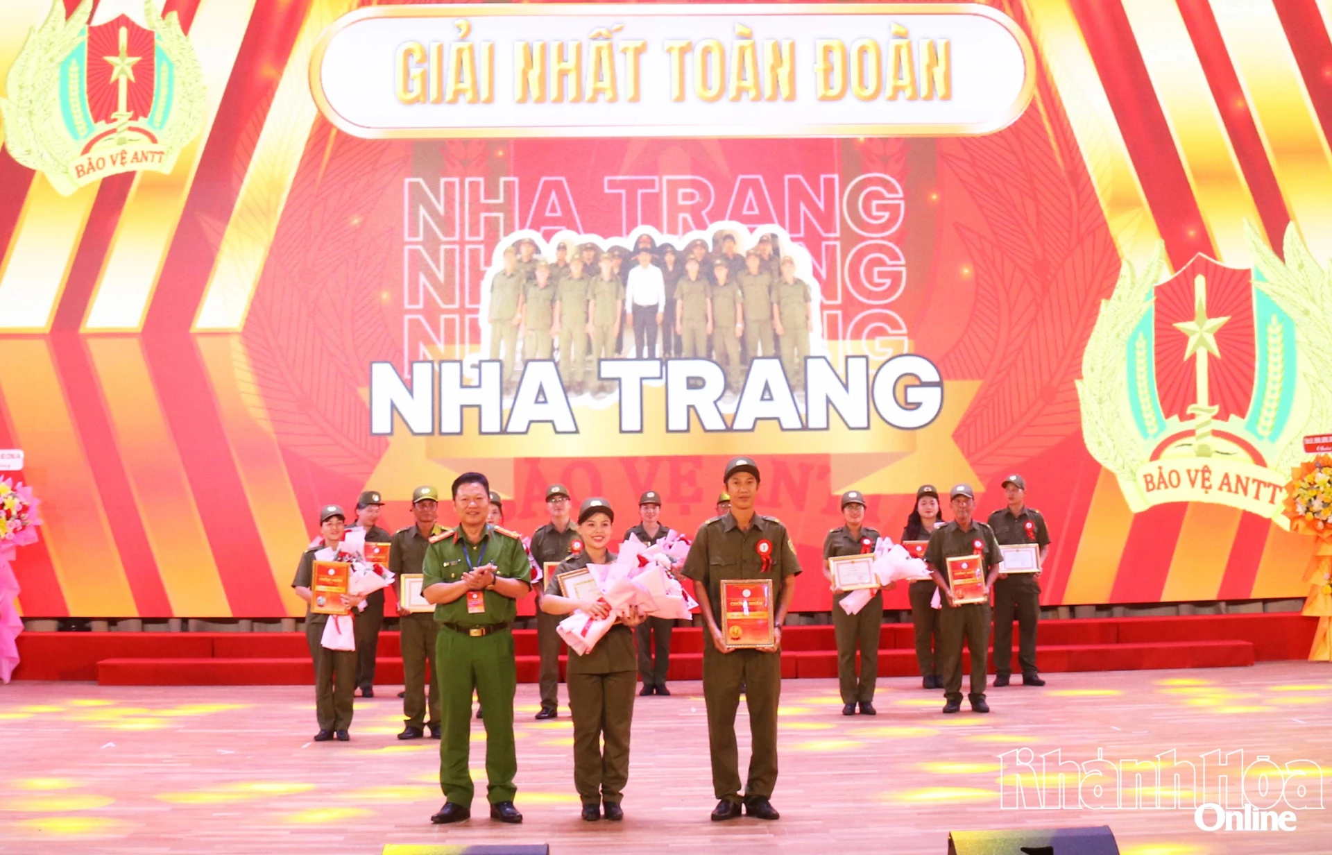 Đại tá Lê Quang Dũng trao giải Nhất toàn đoàn cho Đội phường Nha Trang.