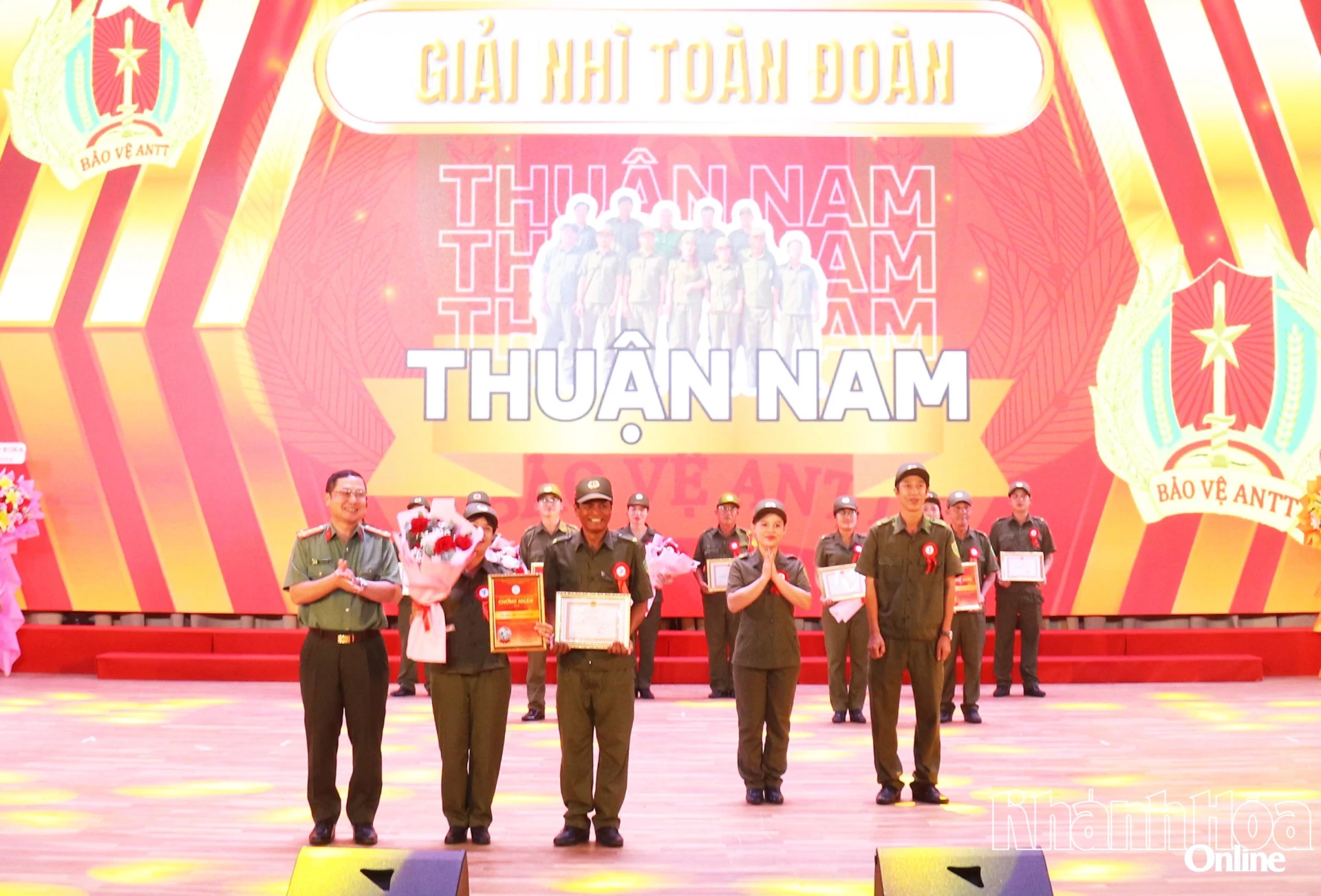 Đại tá Nguyễn Quân trao giải nhì cho đội xã Thuận Nam.