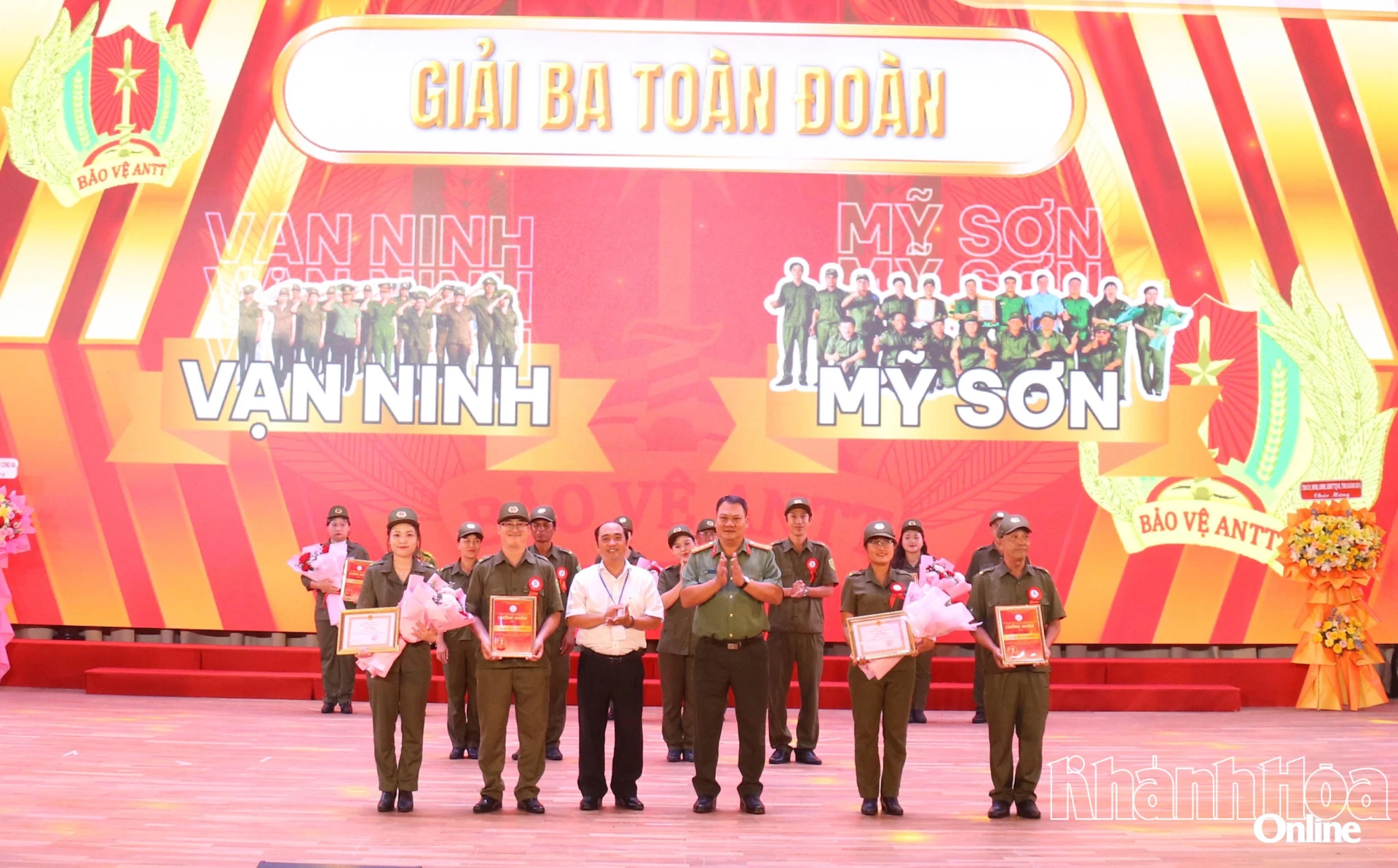 Ban Tổ chức trao giải Ba cho Đội xã Vạn Ninh và Đội xã Mỹ Sơn.