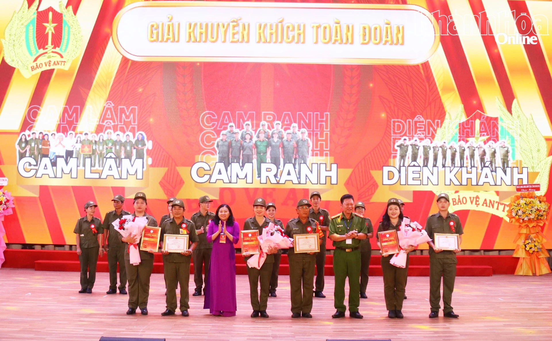 Ban Tổ chức trao giải Khuyến khích cho Đội xã Diên Khánh, Đội xã Cam Lâm và Đội phường Cam Ranh.