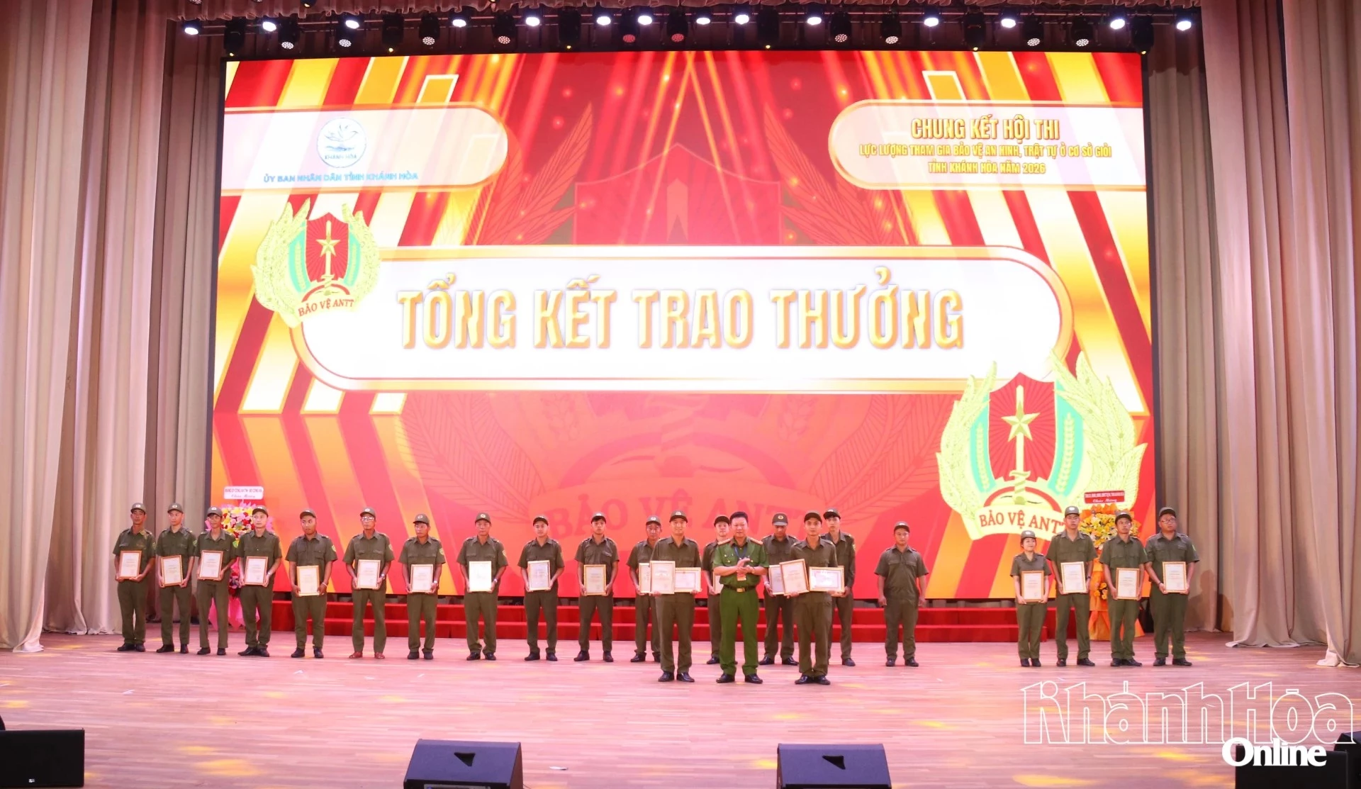 Ban tổ chức trao giải cho các cá nhân đạt giải nhất, nhì, ba tại vòng thi phong trào cấp cơ sở.