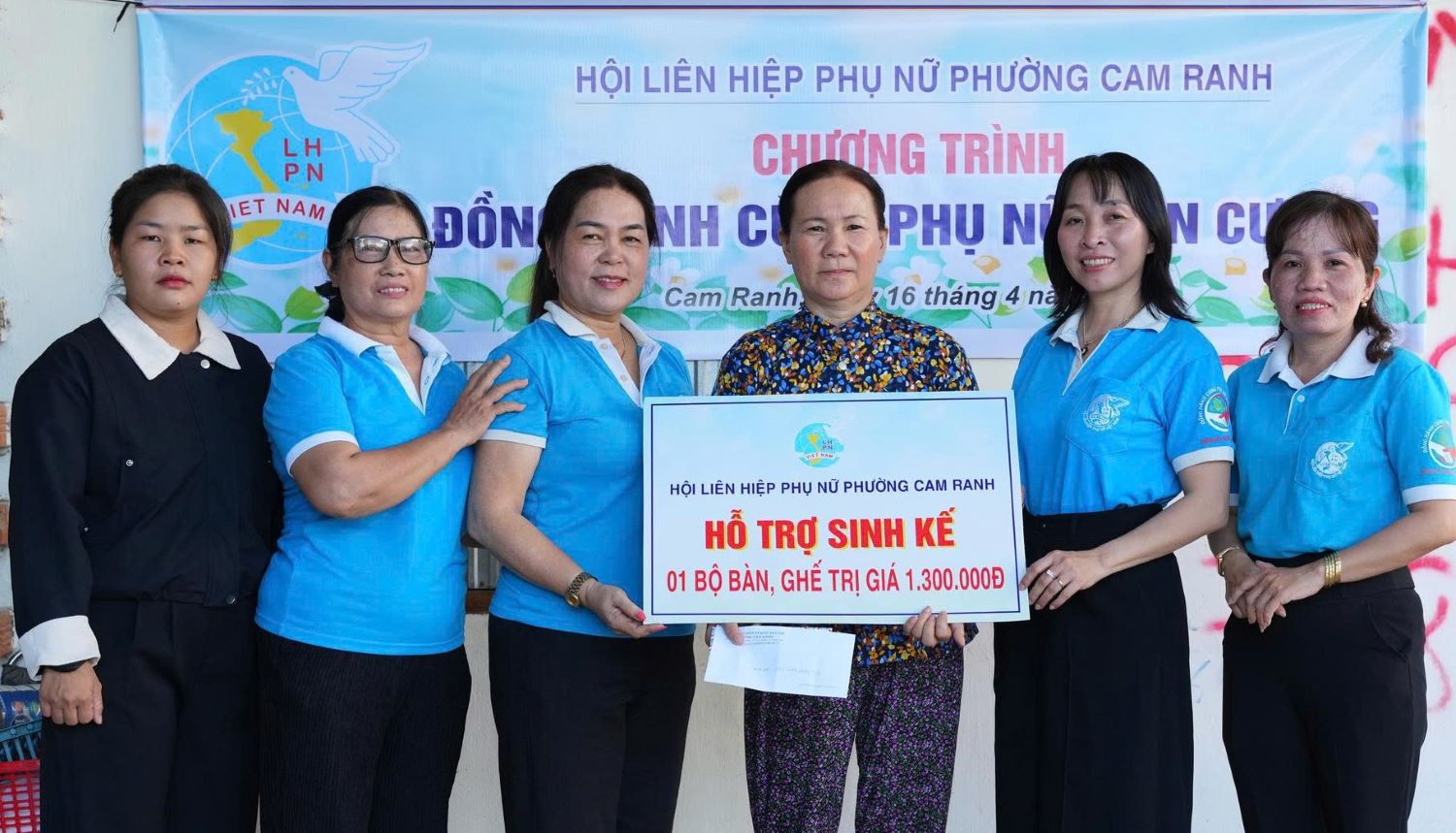 Lãnh đạo Hội Liên hiệp Phụ nữ phường trao bảng tượng trưng cho bà Trương Thị Lên.