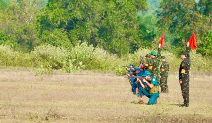 Ban Chỉ huy Quân sự phường Cam Ranh kiểm tra bắn đạn thật cho lực lượng dân quân cơ động 