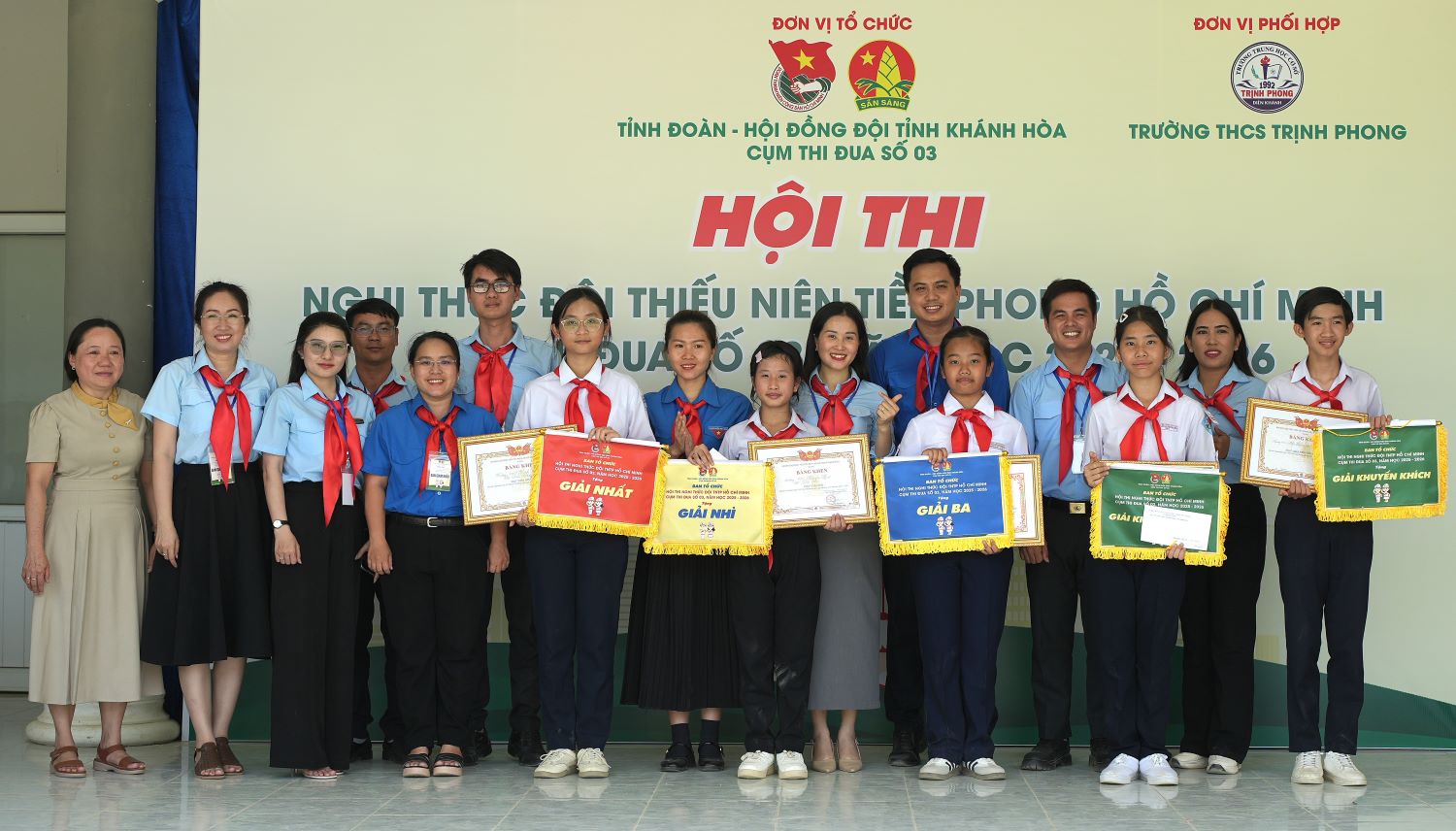 Ban tổ chức trao giải cho các đội xuất sắc.