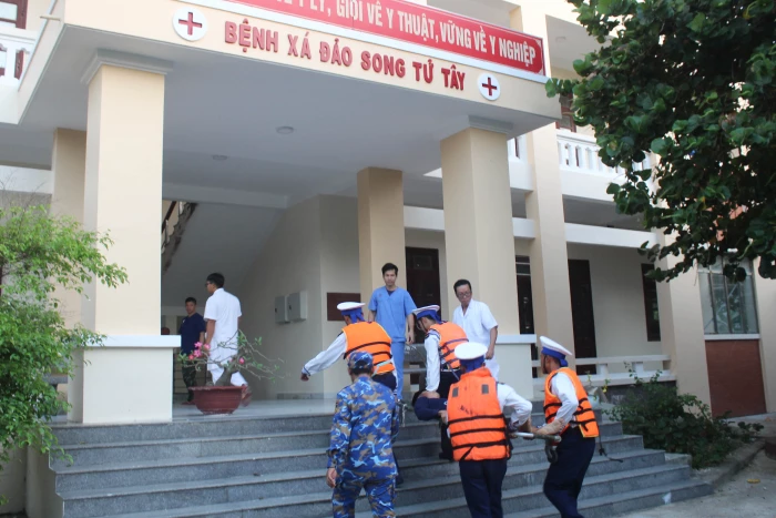 Bệnh xá đảo Song Tử Tây cấp cứu ngư dân tỉnh Quảng Ngãi
