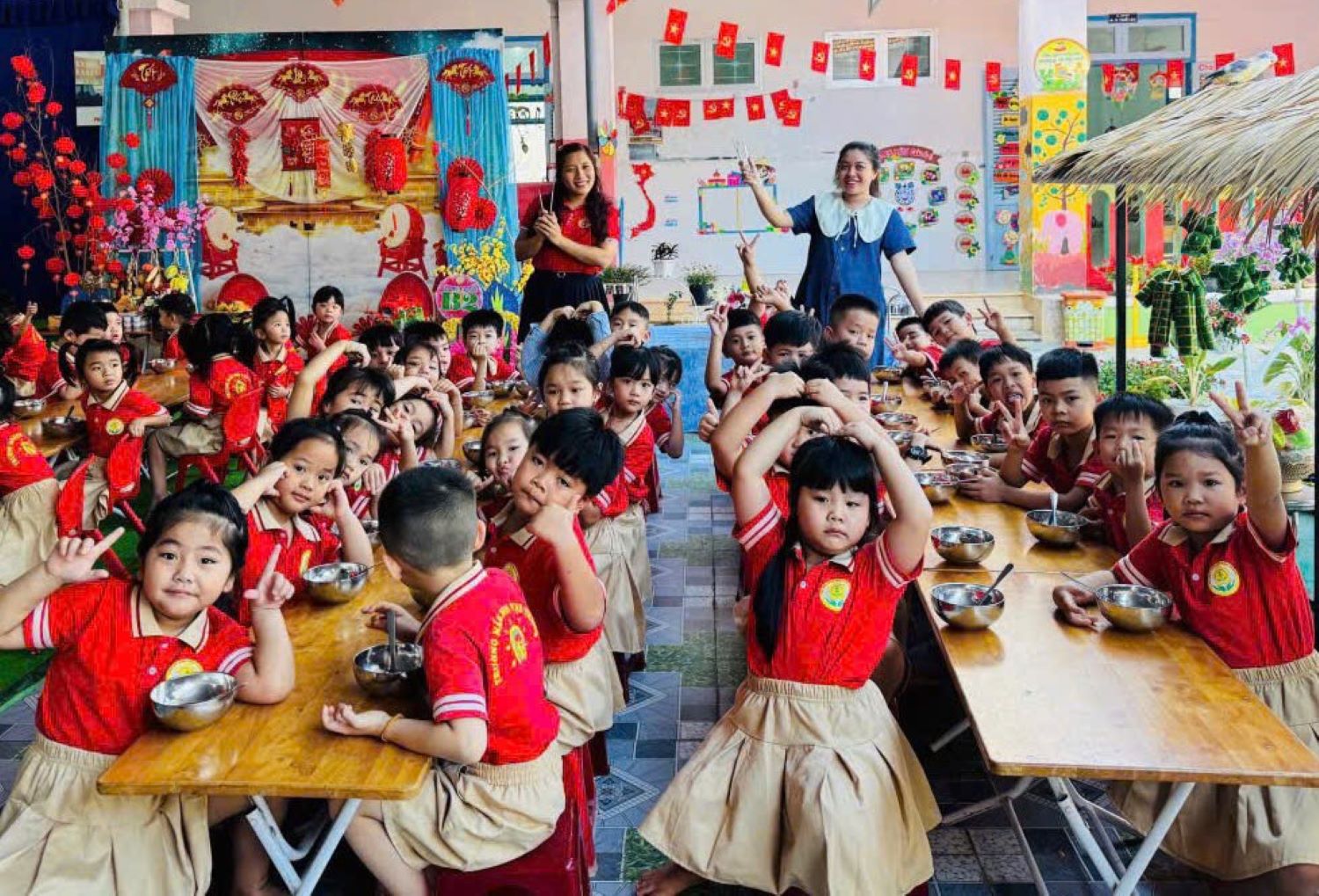 Bữa ăn giàu dinh dưỡng của học sinh Trường Mầm non Vạn Thắng. Ảnh minh họa