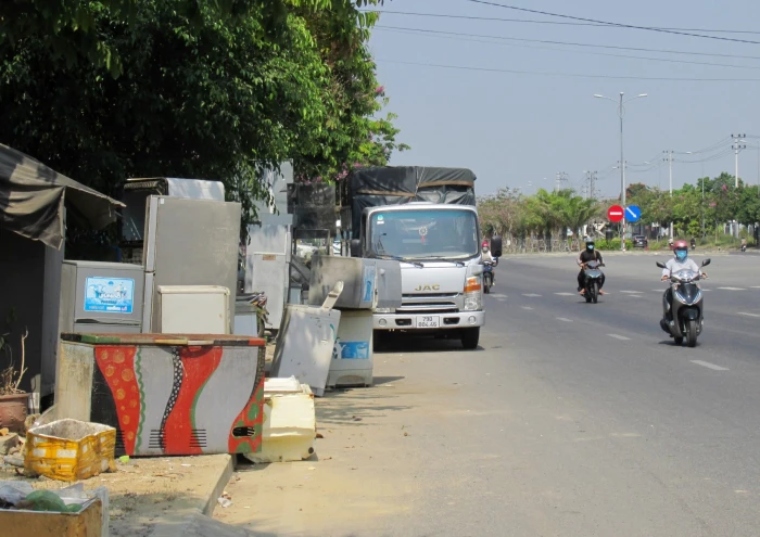 Buôn bán phế liệu chiếm hành lang an toàn đường bộ