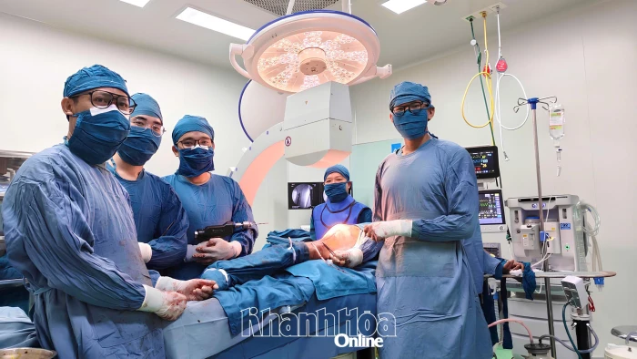 Bệnh viện Đa khoa Ninh Thuận: Điều trị thành công một trường hợp khớp giả xương đùi gây biến dạng chân