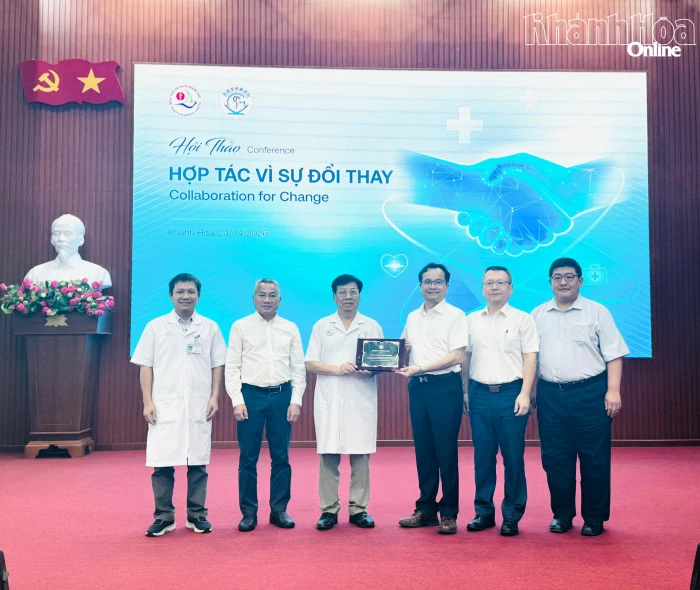 Hơn 300 y, bác sĩ tham gia hội thảo "Hợp tác vì sự đổi thay"
