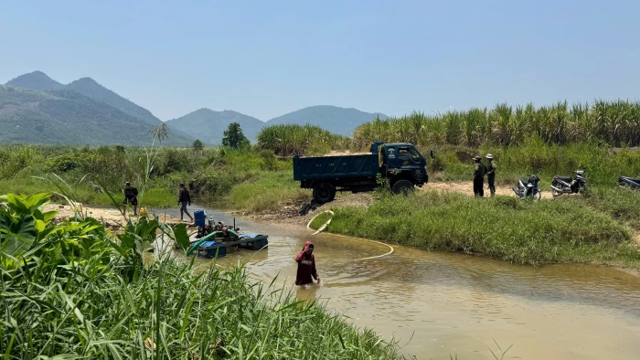 [VIDEO] Bắt quả tang nhóm đối tượng khai thác cát trái phép tại xã Nam Ninh Hòa