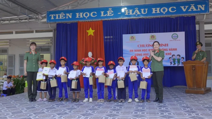 [Video] Tuyên truyền phổ biến pháp luật và trao tặng quà cho học sinh xã Suối Hiệp