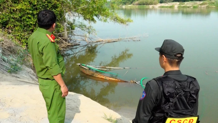 [Video] Bắt quả tang điểm khai thác cát trái phép trên sông Cái lúc rạng sáng
