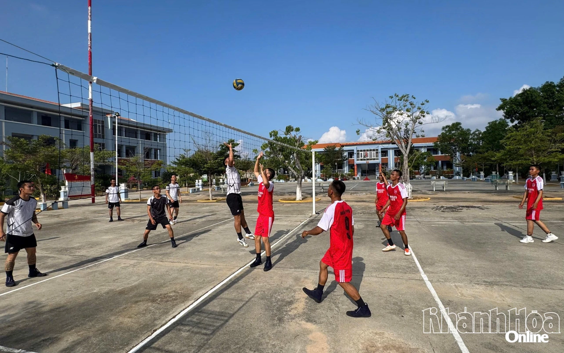 Các chiến sĩ chơi bóng chuyền