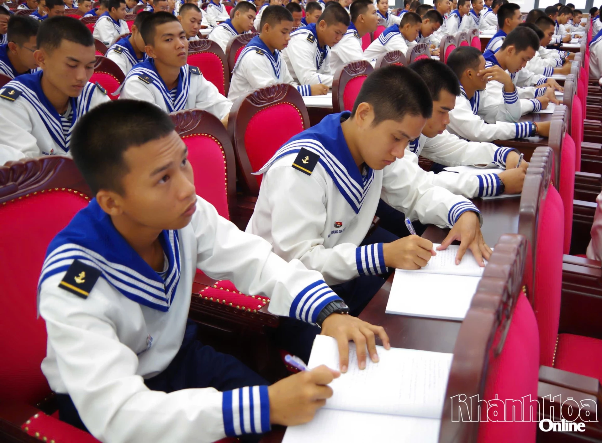 Các chiến sĩ mới chăm chú học tập