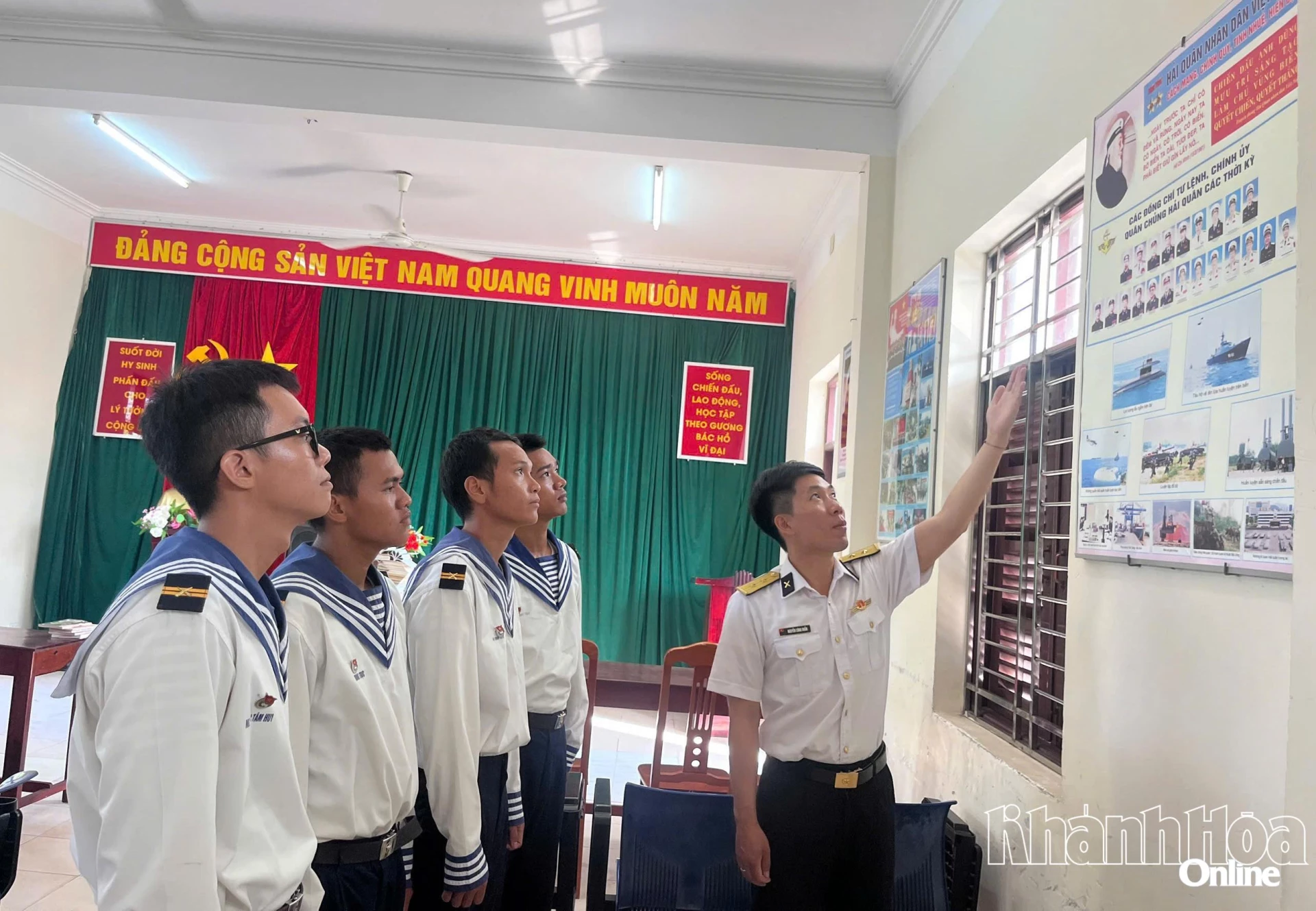 Các chiến sĩ tìm hiểu thông tin tại phòng Hồ Chí Minh