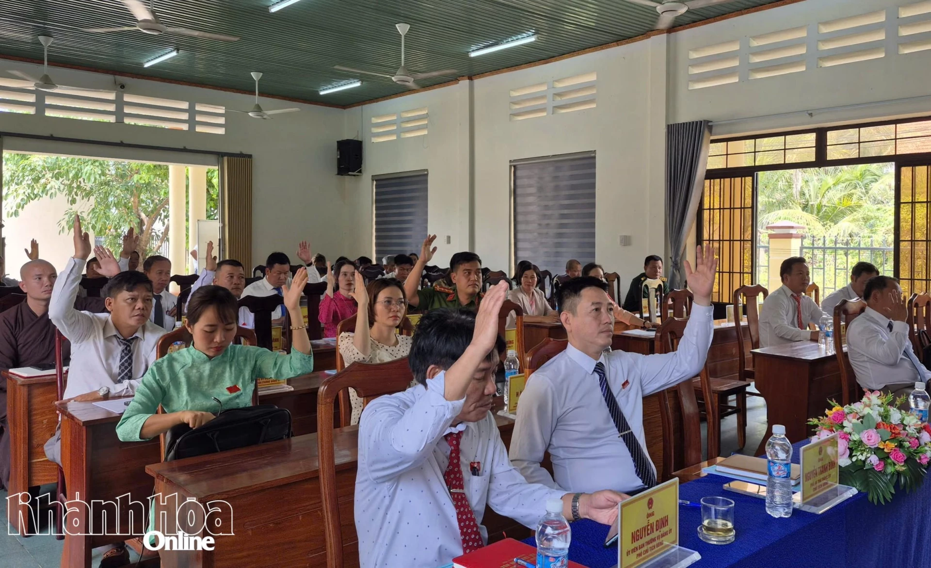 Các đại biểu biểu quyết thông qua các nghị quyết.