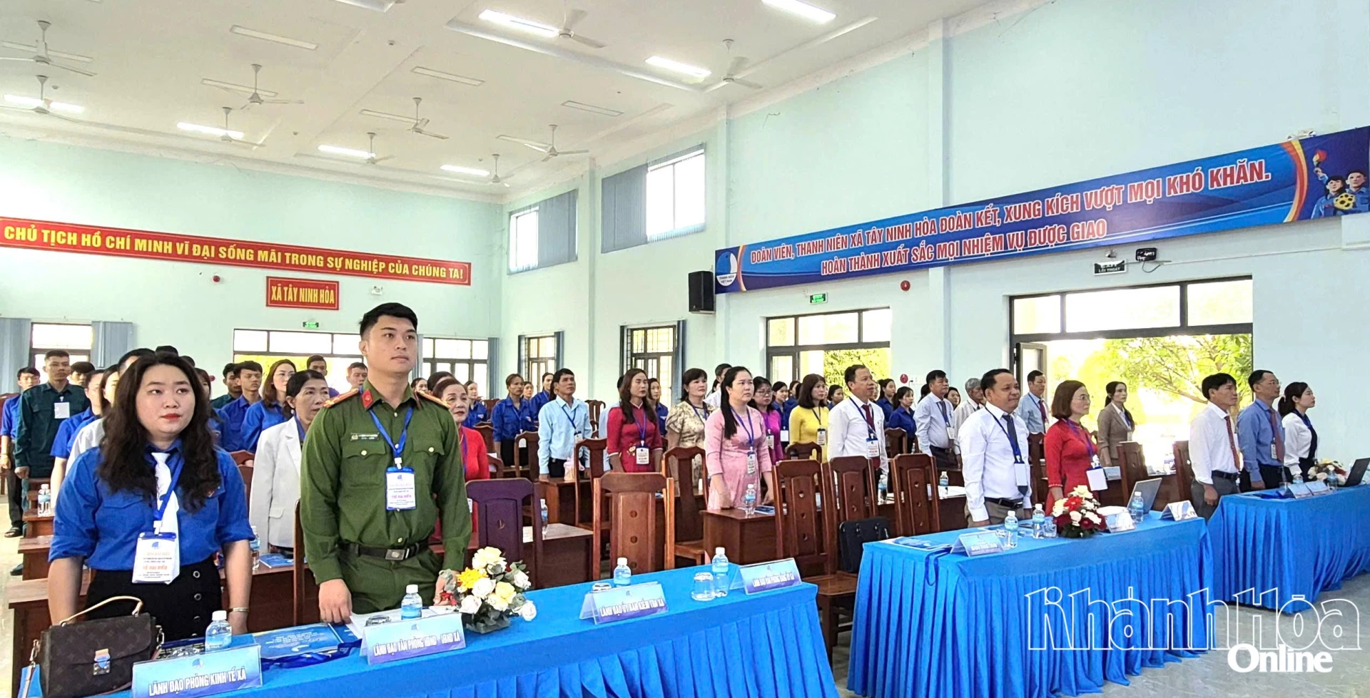 Các đại biểu dự đại hội thực hiện nghi thức chào cờ