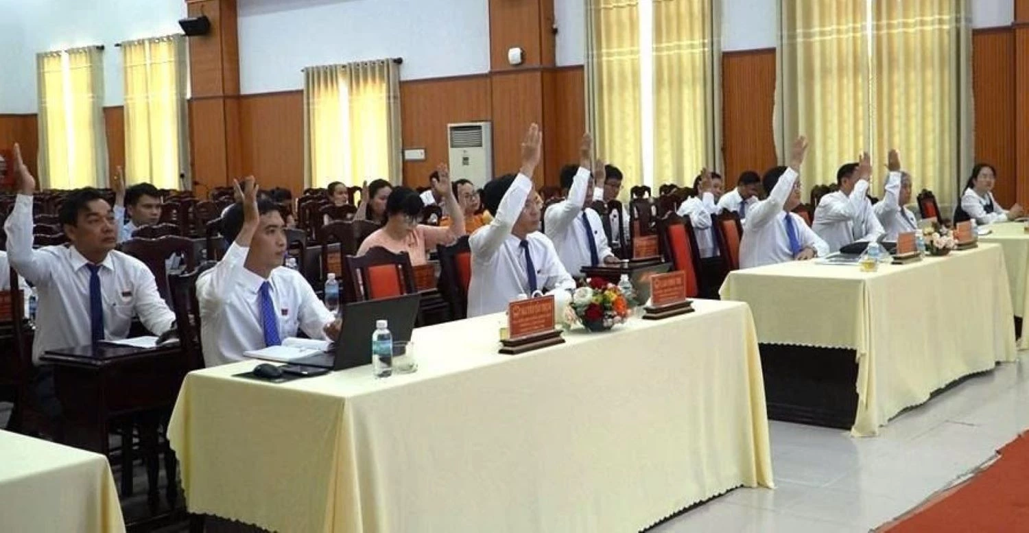 Các đại biểu biểu quyết thông qua chương trình kỳ họp.