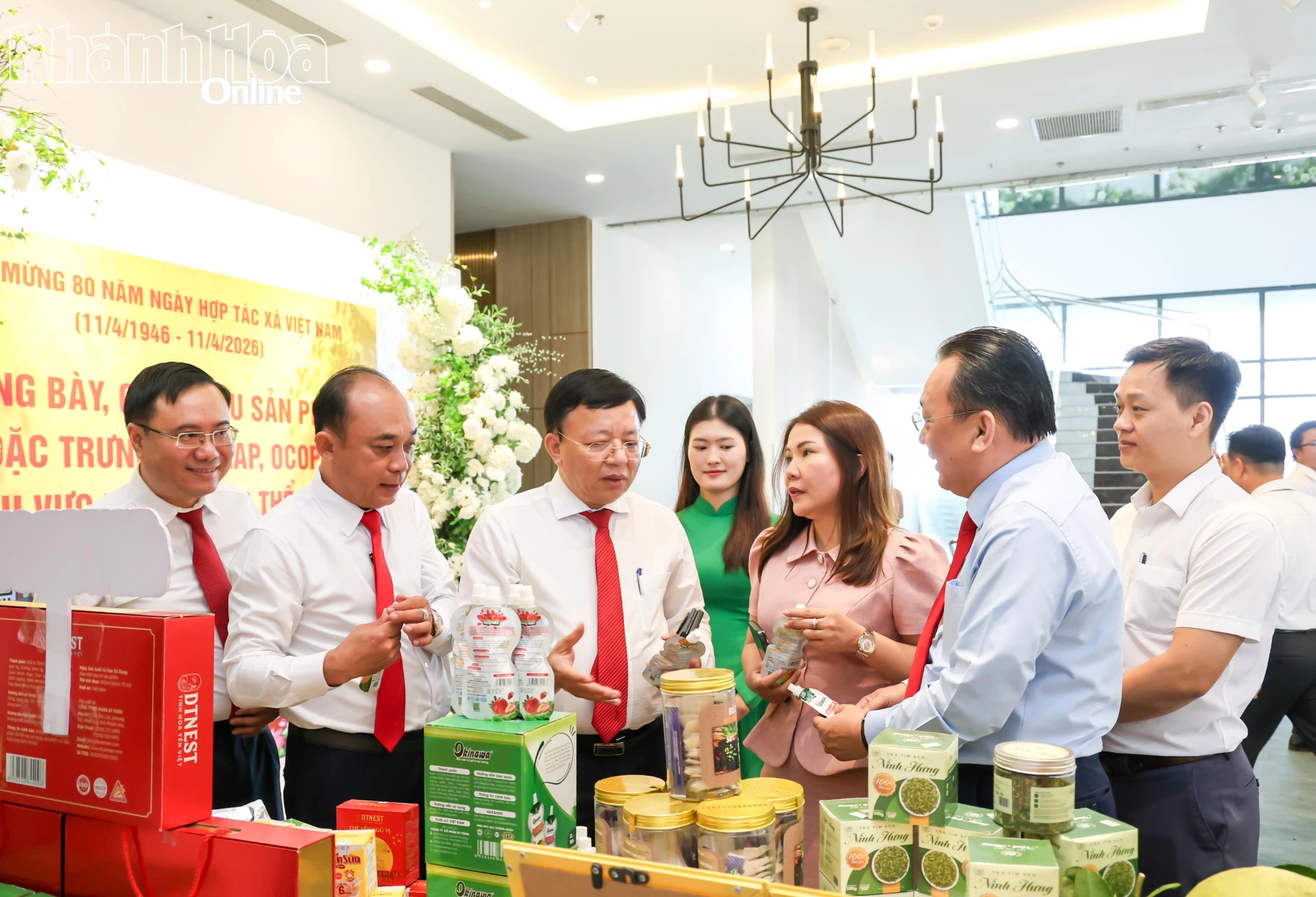 Các đại biểu tham quan gian hàng tiêu biểu của khu vực kinh tế tập thể trưng bày tại buổi lễ