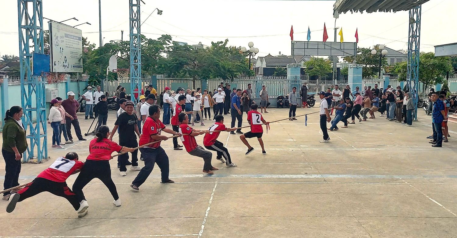 Các đội thi đấu nội dung kéo co.