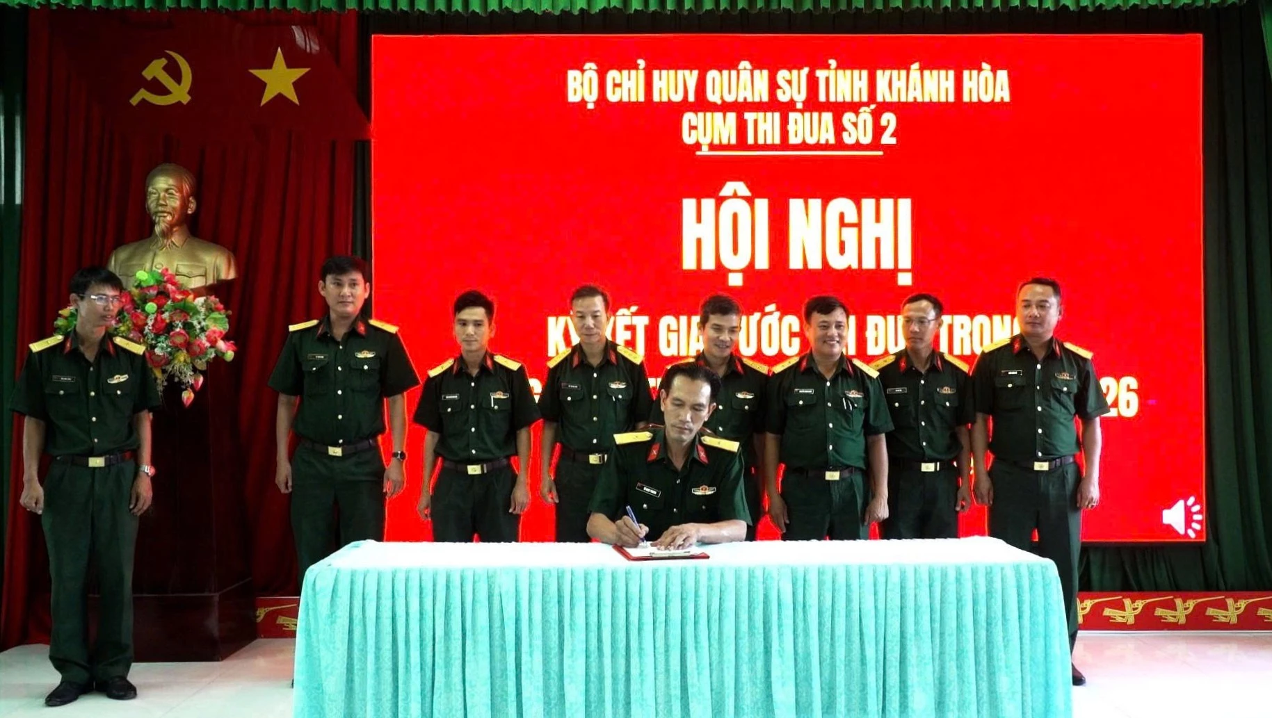 Các đơn vị ký kết thi đua.