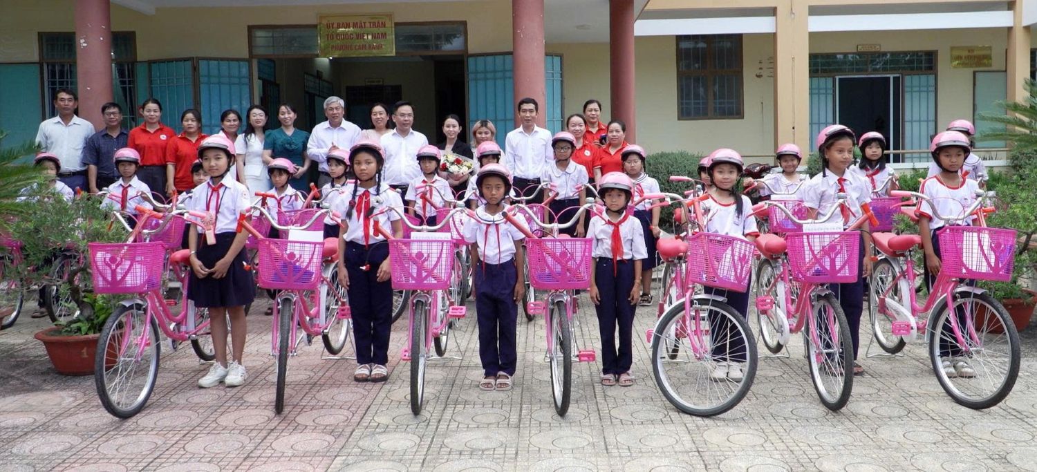 Lãnh đạo phường Cam Ranh và đại diện đơn vị tài trợ tặng xe đạp cho học sinh có hoàn cảnh khó khăn.