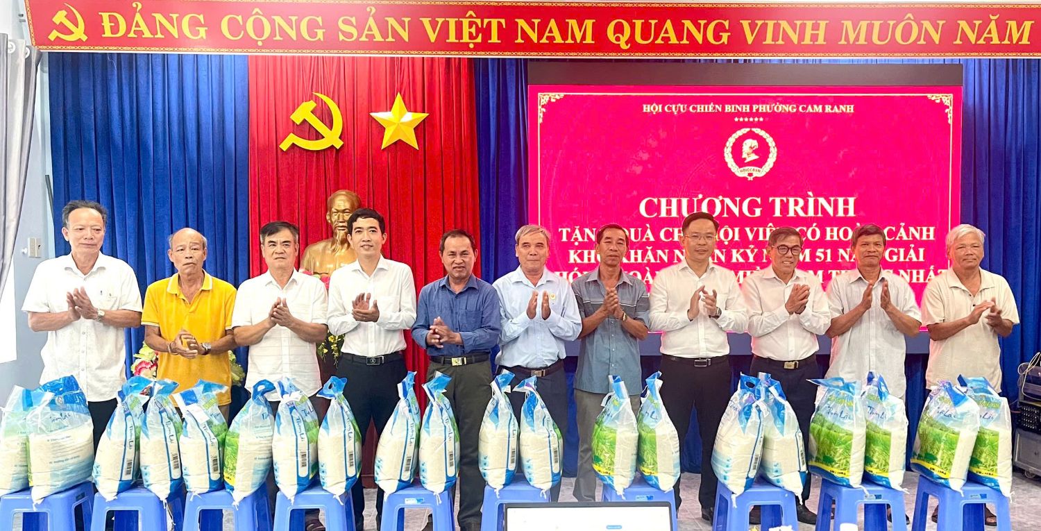 Lãnh đạo phường Cam Ranh tặng quà cho hội viên cựu chiến binh.