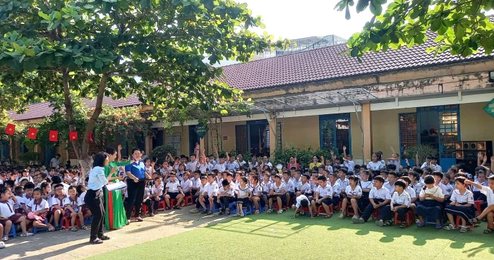 Hội Cựu chiến binh xã Diên Khánh phối hợp tổ chức giáo dục truyền thống cho học sinh 