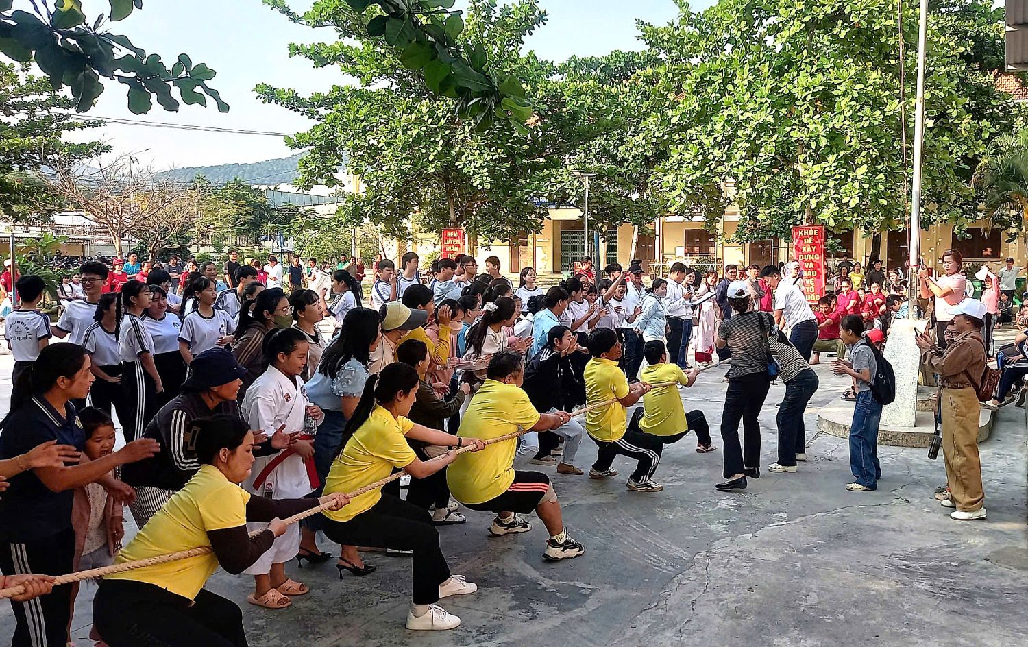 Các đội thi đấu môn kéo co.