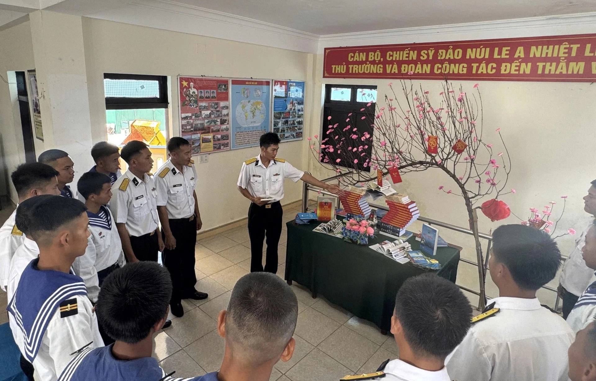 Cán bộ, chiến sĩ đảo Núi Le A giới thiệu cuốn sách hay, mô hình sách đẹp.