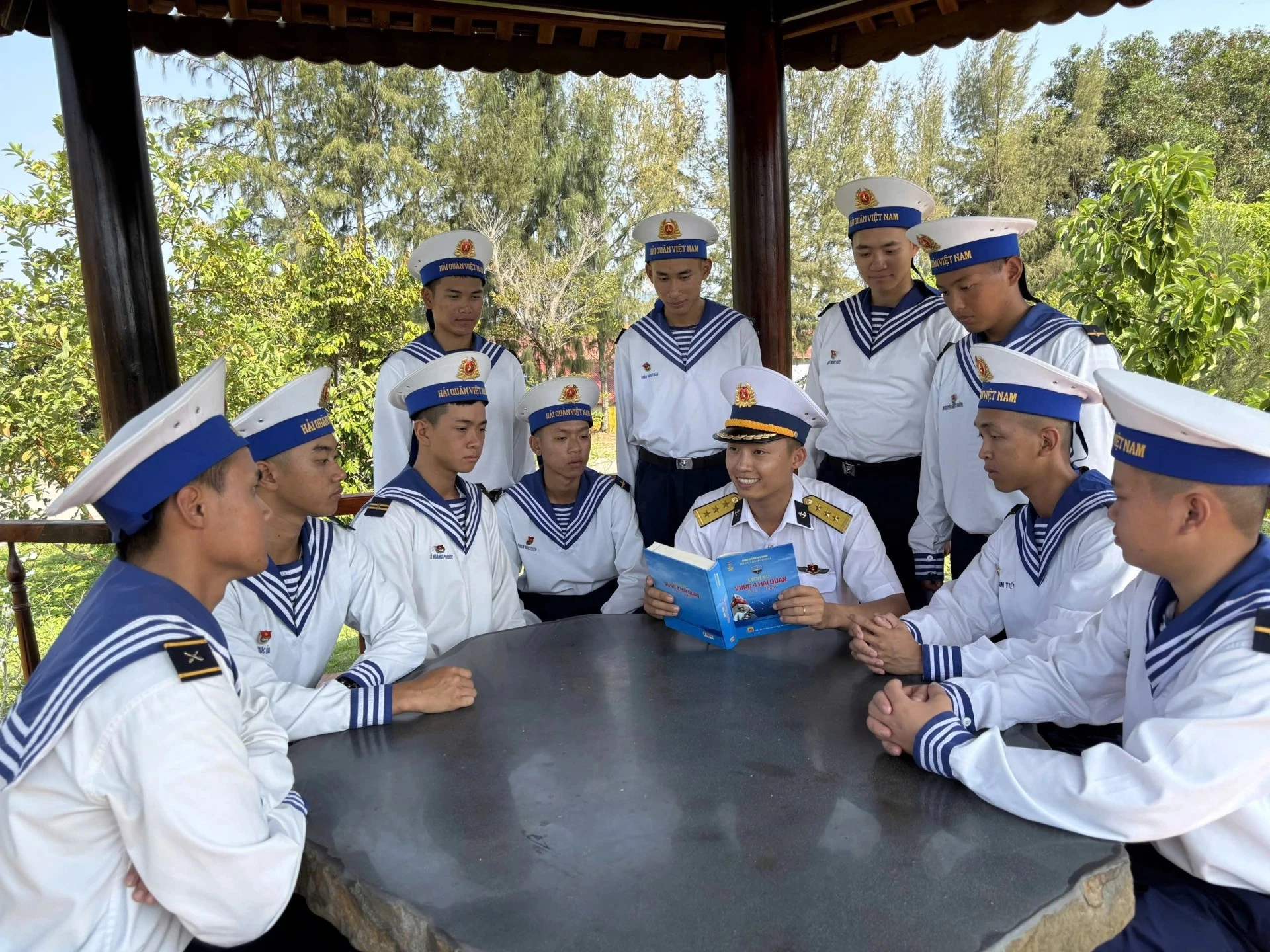 Cán bộ, chiến sĩ Lữ đoàn 162 đọc sách vào ngày nghỉ.