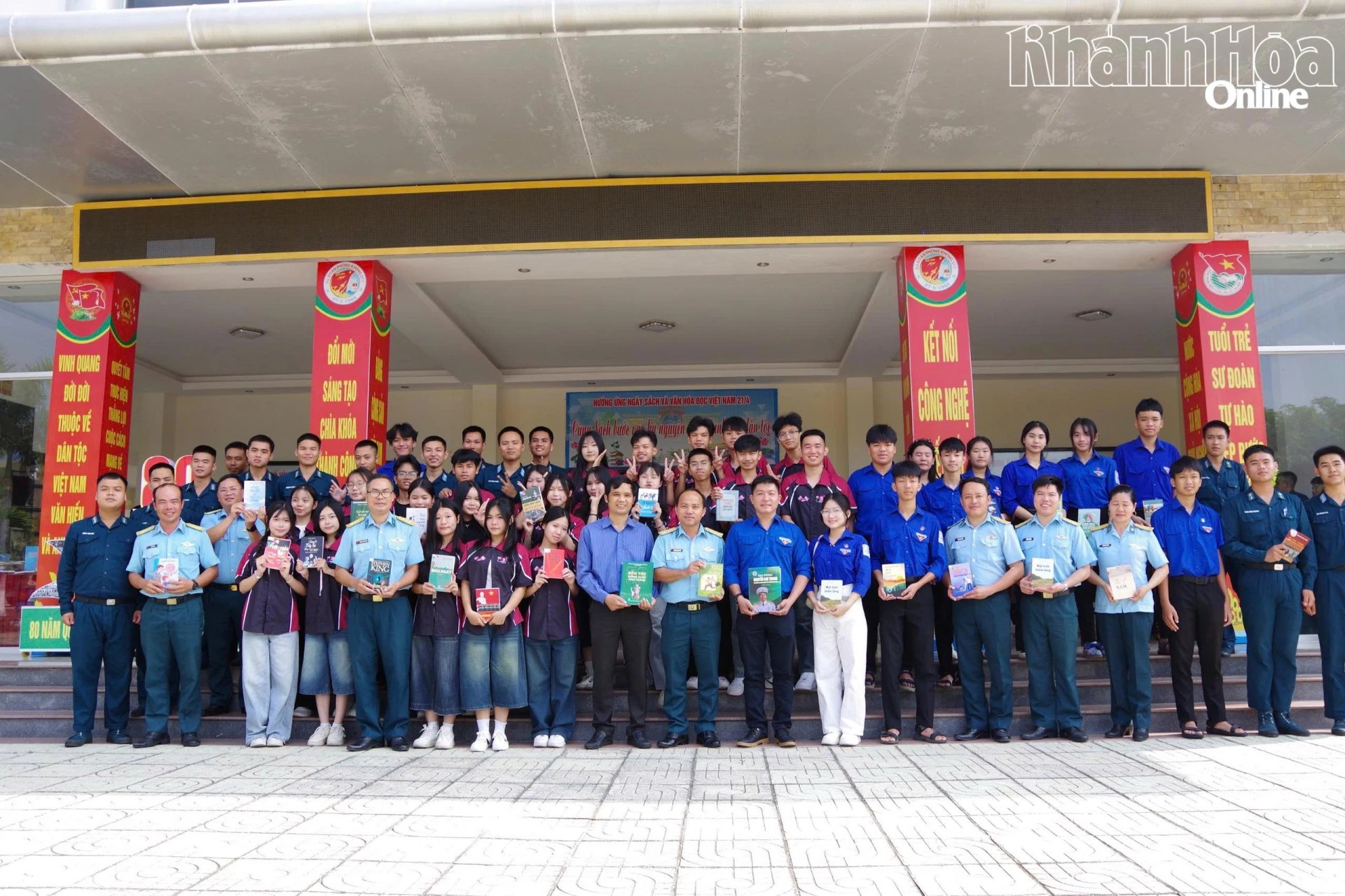 Các đại biểu chụp hình lưu niệm tại chương trình.