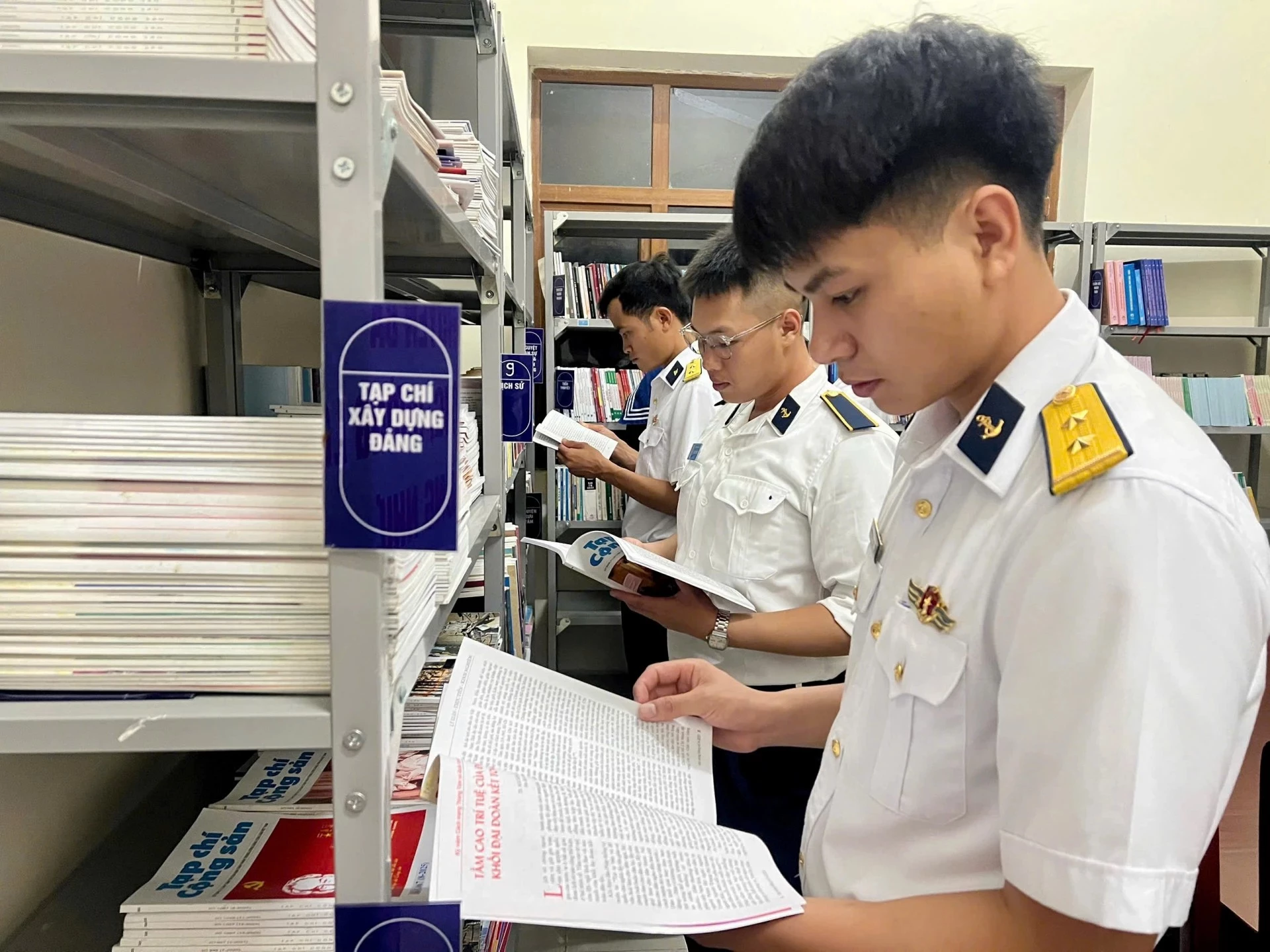 Cán bộ, chiến sĩ tìm đọc sách tại thư viện của Lữ đoàn 682.