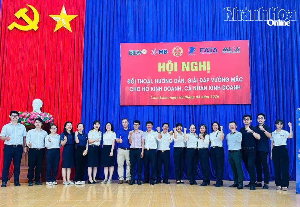 Cán bộ Thuế cơ sở 2 và các đơn vị phối hợp thực hiện