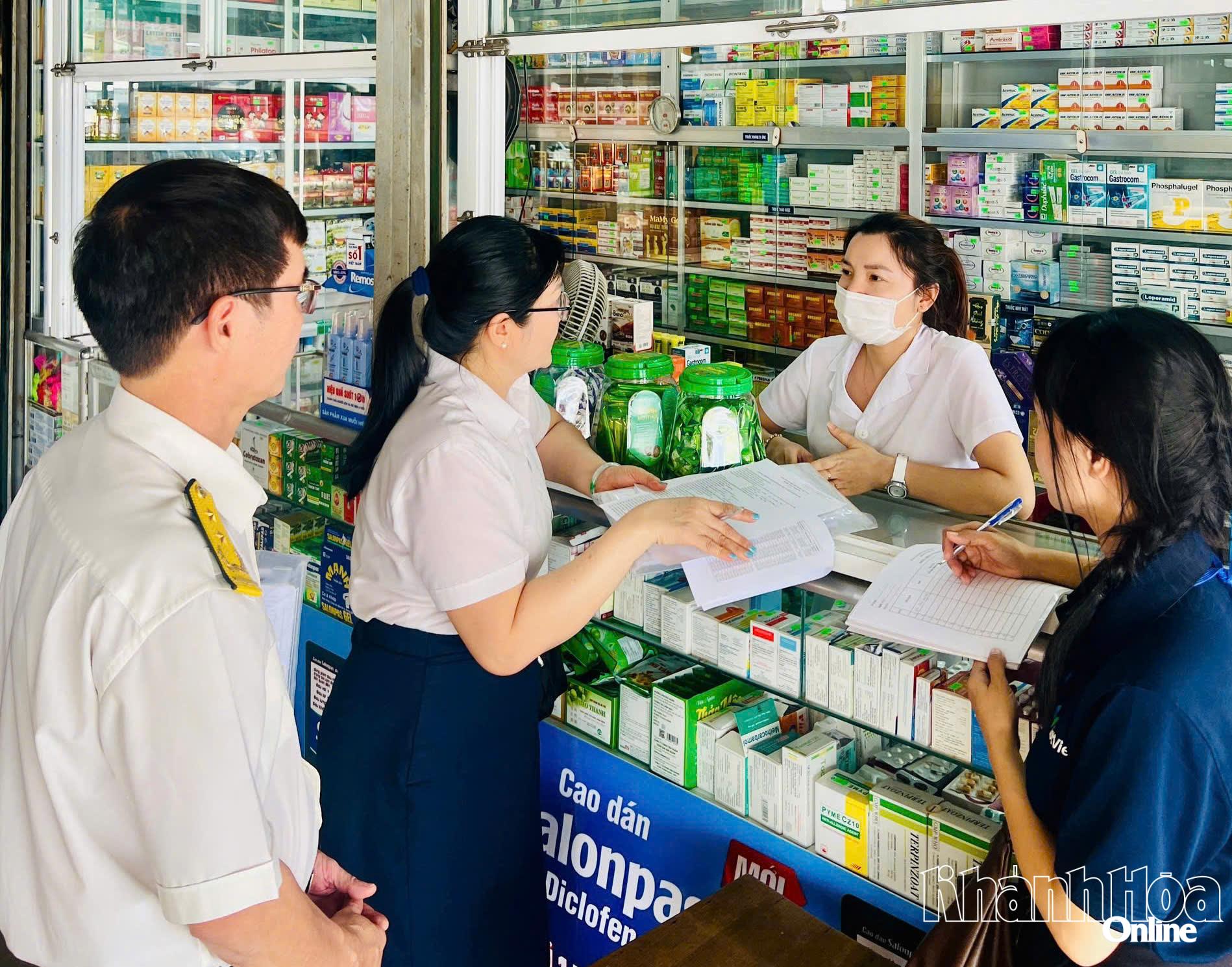 Cán bộ thuế và đơn vị cung cấp giải pháp tuyên truyền, hỗ trợ hộ kinh doanh tại phường Nha Trang.